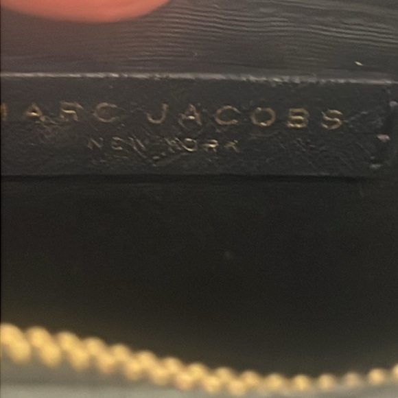 Marc Jacob’s EUC leather playback crossbody bag. Travel purse removable strap. - Picture 10 of 13